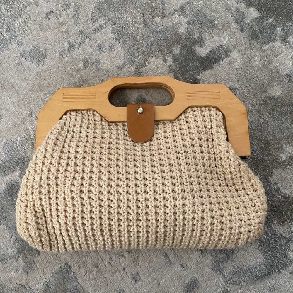 Super cute knitted bag with wood handle and leather snap